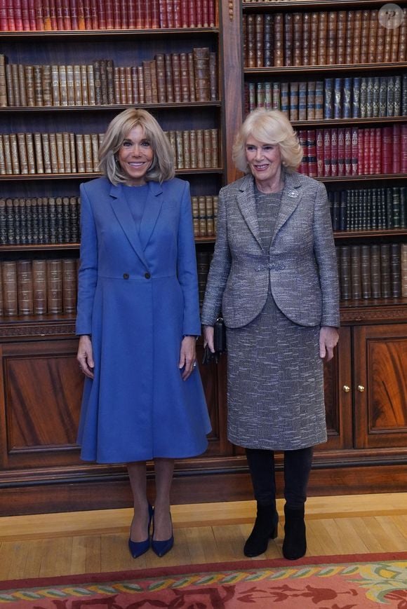 Brigitte Macron et Camilla Parker Bowles, reine consort d'Angleterre, assistent à la cérémonie de remise du prix littéraire de l'Entente à la résidence de l'ambassadeur de France à Londres, le 4 décembre 2024. 
© Julien Burton / Bestimage