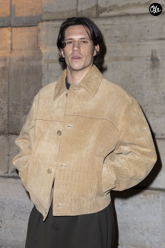 Pour honorer la mémoire de sa mère, le jeune homme a rapidement choisi de reprendre le flambeau en devenant acteur.

Abraham Wapler - Photocall du Défilé de mode Jacquemus Collection Hommes Automne Hiver Printemps-Été dans le cadre de la Fashion Week de Paris, France, le 25 janvier 2026.
 
© Olivier Borde / Bestimage