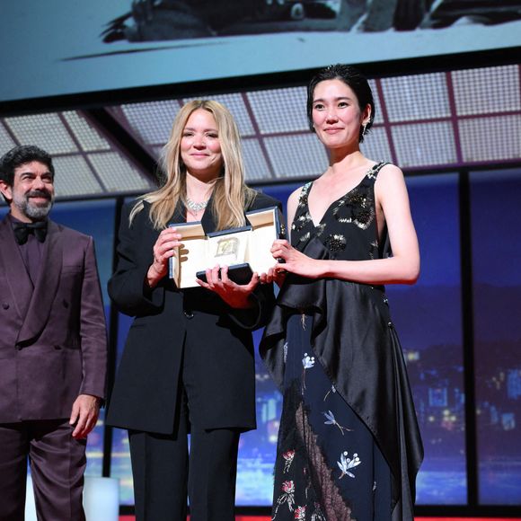 Virginie Efira a été récompensée

L'actrice japonaise Tao Okamoto et l'actrice belge Virginie Efira célèbrent après avoir remporté ex-aequo le Prix d'interprétation féminine pour le film "Soudain" lors de la cérémonie de clôture de la 79e édition du Festival de Cannes à Cannes,  Photo par Eliot Blondet/Abaca