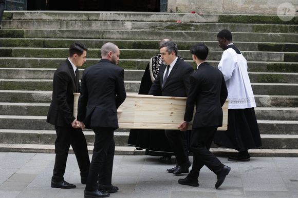 Le cercueil arrivant à la cérémonie d'obsèques de Catherine Laborde à l'église Saint-Roch à Paris, France, le 6 février 2025. L'emblématique présentatrice météo de TF1 est décédée le 28 janvier 2025 à l'âge de 73 ans, des suites d'une démence à corps de Lewy, une maladie neurodégénérative dont Catherine Laborde souffrait depuis 2014. Photo by Nasser Berzane/ABACAPRESS.COM