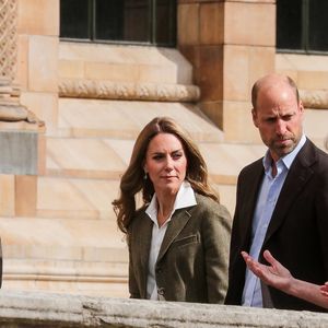 Le prince William, prince de Galles, et Catherine (Kate) Middleton, arborant des cheveux blonds, visitent les jardins, récemment transformés, du musée d'histoire naturelle à Londres, le 4 septembre 2025. (Backgrid UK/ Bestimage).