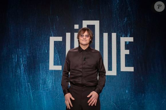 La durée de la suspension n’a pas été communiquée, mais la chaîne a confirmé qu’il ne commenterait pas le match de Liga prévu dimanche soir à 21 heures sur BeIN Sport 1.

Exclusif - Daniel Bravo, sur le plateau de Clique présenté par M.Achour, et diffusé sur Canal + le 10 décembre 2025, à Paris, France, le 2 décembre 2025. © Jack Tribeca/Bestimage