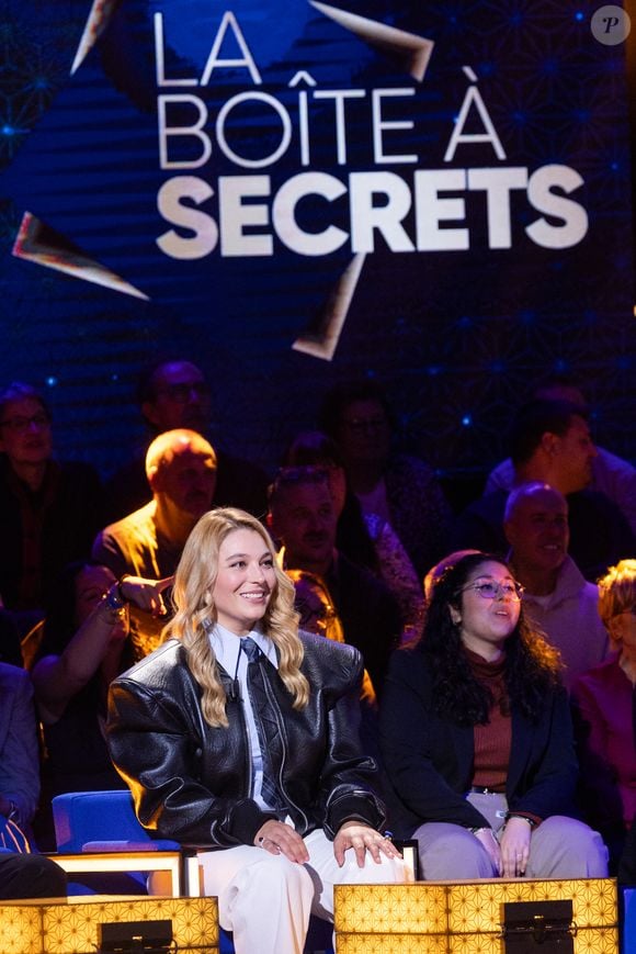 Ce vendredi soir, elle participera à un numéro inédit de "La Boîte à secrets" sur France 3.

Santa lors de l'enregistrement de l'émission "La Boîte à secrets", présentée par Faustine Bollaert et diffusée le 17 octobre sur France 3, dans les studios du Lendit à Saint-Denis, France, le 23 septembre 2025.

© Cyril Moreau/Bestimage