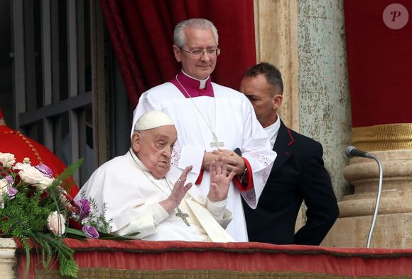 La mort du pape François à 88 ans a tout chamboulé 
Le pape François salue les fidèles après la bénédiction Urbi et Orbi qui a suivi la messe de Pâques sur la place Saint-Pierre, au Vatican. Zuma Press / Bestimage