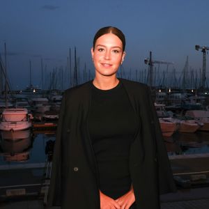 Adèle Exarchopoulos pose en backstage de l'émission "C à vous" lors du 79ème Festival International du Film de Cannes le 18 mai 2026. © Jack Tribeca / Bestimage
