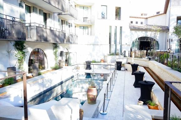 Exclusif - Patrick Bruel - Patrick Bruel inaugure son hôtel cinq étoiles "L'Isle de Leos MGallery" à L'Isle-sur-la-Sorgue, France, le 23 septembre 2025. © Jack Tribeca / Bestimage