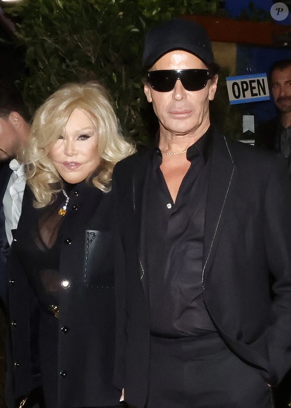 Selon les informations partagées par son compagnon Lloyd Klein, de 27 ans son cadet, elle aurait succombé à une embolie pulmonaire durant sa sieste, avant de se préparer pour la nuit du réveillon.

Lloyd Klein et Jocelyn Wildenstein à Los Angeles, Californie le 24 mai 2023.
Photo Press Service / BESTIMAGE