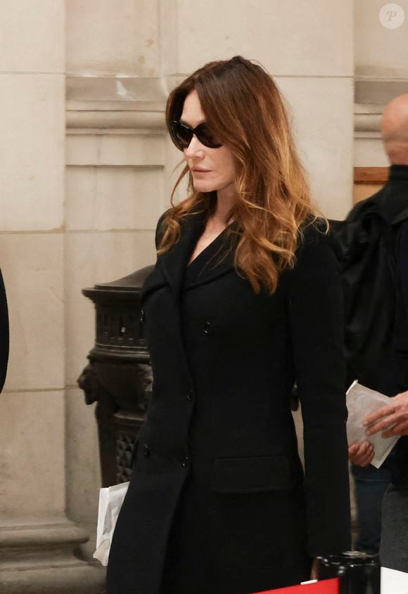Carla Bruni-Sarkozy, Jean et Pierre Sarkozy et François Sarkozy quittent la Cour d'appel de Paris après que le parquet a demandé la libération sous contrôle judiciaire de Nicolas Sarkozy, qui est en prison depuis 20 jours suite à sa condamnation dans l'affaire du financement libyen de sa campagne présidentielle de 2007, Paris le 10 novembre 2025. © Jack Tribeca/Bestimage