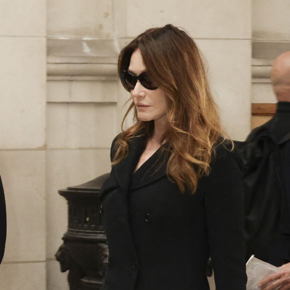 Carla Bruni-Sarkozy, Jean et Pierre Sarkozy et François Sarkozy quittent la Cour d'appel de Paris après que le parquet a demandé la libération sous contrôle judiciaire de Nicolas Sarkozy, qui est en prison depuis 20 jours suite à sa condamnation dans l'affaire du financement libyen de sa campagne présidentielle de 2007, Paris le 10 novembre 2025. © Jack Tribeca/Bestimage