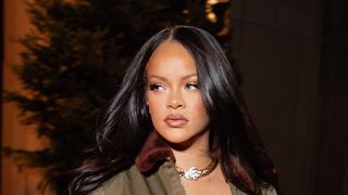 A peine 6 mois et déjà en Dior Haute Couture ! Rihanna partage une première photo de sa fille Rocki, vêtue d'une pièce unique