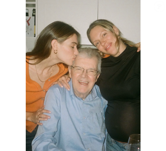 Sur Instagram, elle annonce avoir perdu son grand-père.

Charlotte Cardin en deuil, elle annonce la mort de son grand-père.