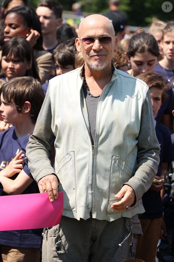 Loin de la télévision, Florent Pagny souhaite concrétiser des projets personnels : "si je veux pouvoir faire des choses que je repoussais jusque-là, c’est maintenant que je dois les faire en réalité."

Florent Pagny assiste à la cérémonie de remise du Prix de l'Ambassadeur de l'association ELA (European Leukodystrophy Association) à la Cité des Sciences et de l'Industrie à Paris, France, le 07 juin 2023. 

Photo par Jerome Domine/ABACAPRESS.COM