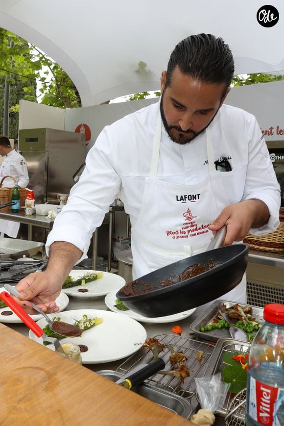 Les Chefs à Saint-Tropez fêtent les producteurs 2026. Mohamed Cheikh place des Lices à Saint-Tropez, le 3 mai 2026., pour "la battle de panier surprise". ©Jean-Marc LHOMER/Bestimage. | 00753585