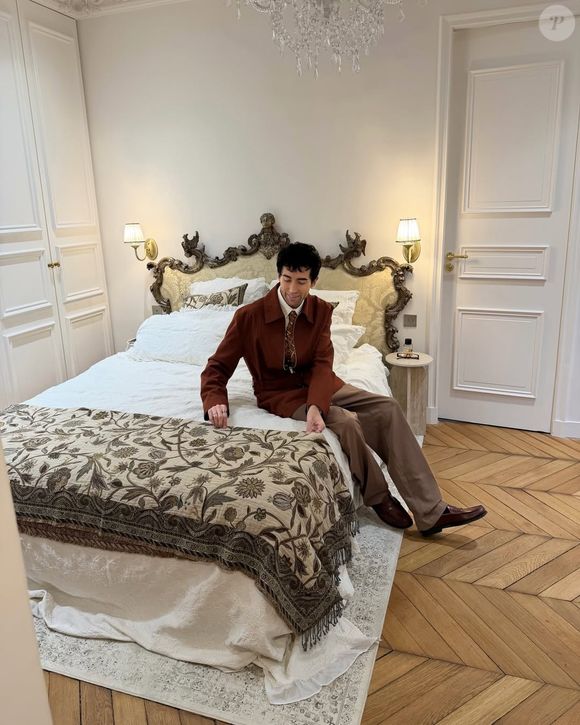 Mais avec divers objets qui font la différence, comme ce canapé à plus de 12 000 euros ou encore cette tête de lit chinée aux puces.

Lythan Cottaz, fils du pilote Didier Cottaz, présente son superbe appartement parisien.