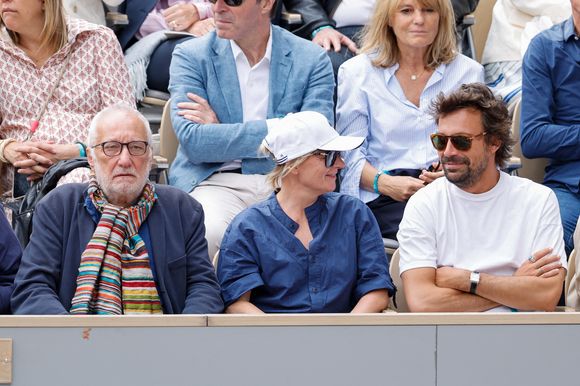François Berléand, Bertrand Chameroy et Anne-Elisabeth Lemoine en tribunes lors des Internationaux de France de Tennis de Roland Garros 2025, à Paris, France, le 7 juin 2025. © Cyril Moreau/Bestimage