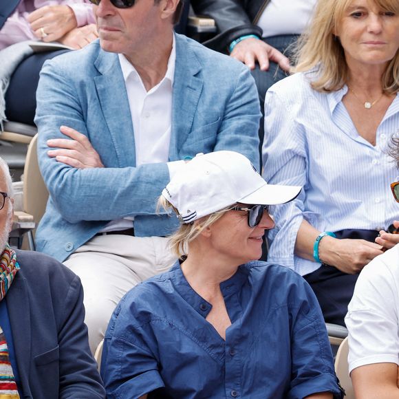 François Berléand, Bertrand Chameroy et Anne-Elisabeth Lemoine en tribunes lors des Internationaux de France de Tennis de Roland Garros 2025, à Paris, France, le 7 juin 2025. © Cyril Moreau/Bestimage