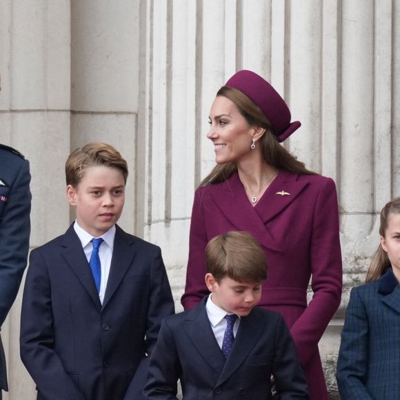 Le prince William, prince de Galles, Le prince George de Galles, Catherine (Kate) Middleton, princesse de Galles, Le prince Louis de Galles, La princesse Charlotte de Galles  - La famille royale britannique assiste aux célébrations du 80ème anniversaire de la fin de la Seconde guerre mondiale (VE Day) au balcon de Buckingham Palace à Londres, le 5 mai 2025.