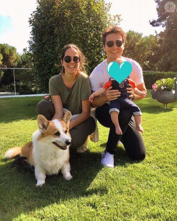 Le père de son fils Lino, né le 15 février 2021

Anouchka Delon, son mari Julien Dereims et leur fils Lino sur Instagram, décembre 2020.