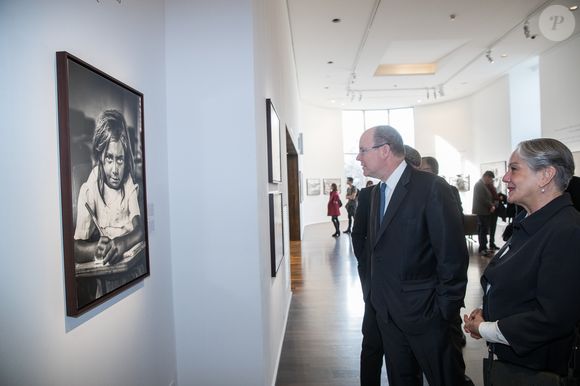 Exclusif - Le prince Albert II de Monaco, Lélia Salgado - Le prince Albert II de Monaco visite l'exposition du photographe Sebastiao Salgado au musée de l'homme à Paris le 21 février 2019. © Cyril Moreau/Bestimage