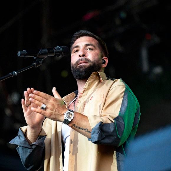 Kendji Girac en concert lors du festival de musique du Printemps de Perouges au Chateau de Saint-Maurice-de-Remens le 29 juin 2025. © Sandrine Thesillat / PsNewZ / Bestimage