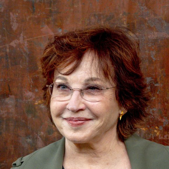 Marlène Jobert devant le premier "décor" de l'histoire du Cinématographe le Hangar apparait en arrière plan du film "La sortie des usines Lumière lors du festival Lumière à Lyon, France, le 21 octobre 2022. © Sandrine Thesillat/Panoramic/Bestimage