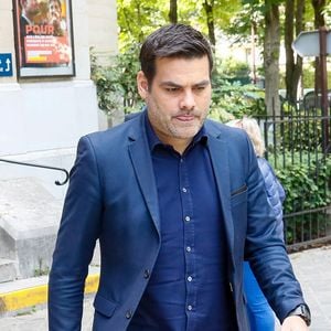 En 2023, son cancer a récidivé et Matthieu Lartot a cette fois dû être amputé d'une jambe.
Matthieu Lartot à la sortie des obsèques du journaliste Daniel Bilalian en l'église Saint-Pierre de Neuilly-sur-Seine, France, le 22 mai 2025. © Clovis-Ouahcene/Bestimage