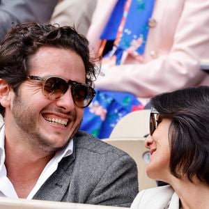 Alexandre Kominek et Florence Foresti assume pleinement leur amour.

Florence Foresti et son compagnon Alexandre Kominek - People dans les tribunes lors des Internationaux de France de Tennis de Roland Garros 2022 à Paris le 29 mai 2022. © Cyril Moreau/Bestimage