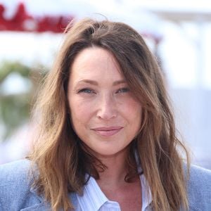 Entre quiétude intime et élégance germanopratine, 

Laura Smet lors du photocall de "Surface" sur la plage du Majestic lors du festival CanneSeries saison 8 à Cannes, France  © Denis Guignebourg/Bestimage