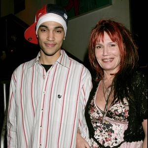Clémentine Célarié et son fils Abraham lors du lancement en avant-première de Cellboost au VIP Room, à Paris, le 17 février 2005.
Coadic Gui­rec / Bestimage