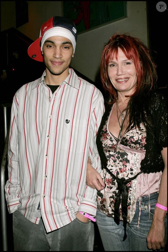 Clémentine Célarié et son fils Abraham lors du lancement en avant-première de Cellboost au VIP Room, à Paris, le 17 février 2005.
Coadic Gui­rec / Bestimage