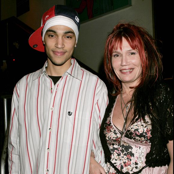 Clémentine Célarié et son fils Abraham lors du lancement en avant-première de Cellboost au VIP Room, à Paris, le 17 février 2005.
Coadic Gui­rec / Bestimage