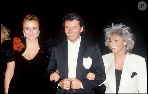 Archives : Catherine Lara et Muriel Robin au mariage de Johnny Hallyday et Adeline en 1990 @DANIEL ANGELI / BESTIMAGE
