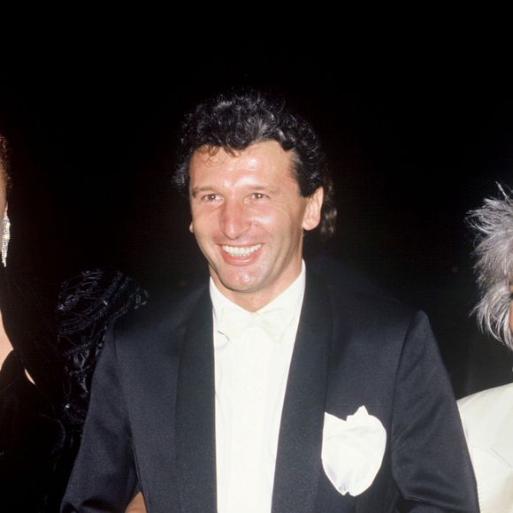 Archives : Catherine Lara et Muriel Robin au mariage de Johnny Hallyday et Adeline en 1990 @DANIEL ANGELI / BESTIMAGE