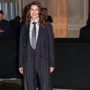 Interrogée par "Madame Figaro", elle confie aimer "partir se baigner dans des criques tranquilles loin de la foule",

Laetitia Casta - Arrivées des célébrités au défilé Armani Privé  "Collection Haute Couture Printemps/Eté 2025" lors de la Fashion Week de Paris (PFW) le 28 janvier 2025.

© Lucia Sabatelli / Bestimage