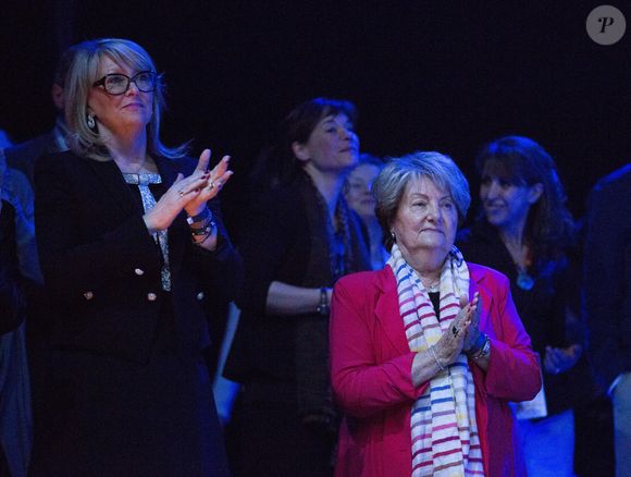 Francis Cabrel reçoit la décoration d'officier de l'ordre de la Couronne par le vice-premier ministre et ministre des affaires étrangères Didier Reynders lors de son concert au Palais 12 à Bruxelles, le 15 avril 2014. Sa mère Denise Nin et sa femme Mariette sont venues l'applaudir.