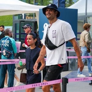 Rappelons qu'Elsa Bois est séparée de Michou et Florent Manaudou séparée de Lola Dumesnil.

Paris, FRANCE - Florent Manaudou et Lola Dumenil main dans la main lors de la demi-finale de basket-ball France-Allemagne Jeux Olympiques Paris 2024 à Paris, France.
Backgrid USA / Bestimage