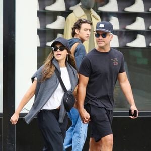 New York, NY - EXCLUSIF - Jessica Alba et son mari Cash Warren se tiennent la main et sont tout sourire après avoir passé une heure dans un salon de beauté et un spa dans le quartier Downtown de Manhattan.