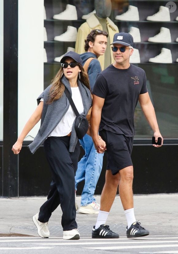 New York, NY - EXCLUSIF - Jessica Alba et son mari Cash Warren se tiennent la main et sont tout sourire après avoir passé une heure dans un salon de beauté et un spa dans le quartier Downtown de Manhattan.