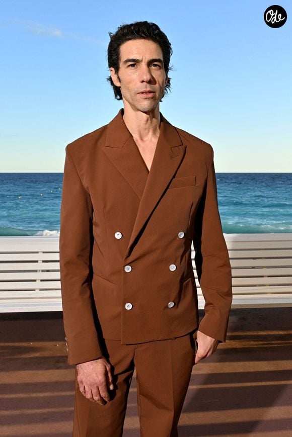 "Tendinites à tout-va, parce que ce que les tendons détestent le plus, c’est les variations", a-t-il expliqué.

Tahar Rahim au photocall du film "Monsieur Aznavour" dans le cadre de la 6ème édition du festival Cinéroman, à Nice, France, le 5 octobre 2024.

© Bebert-Jacovides/Bestimage