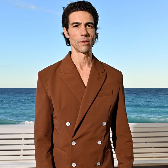 "Tendinites à tout-va, parce que ce que les tendons détestent le plus, c’est les variations", a-t-il expliqué.

Tahar Rahim au photocall du film "Monsieur Aznavour" dans le cadre de la 6ème édition du festival Cinéroman, à Nice, France, le 5 octobre 2024.

© Bebert-Jacovides/Bestimage
