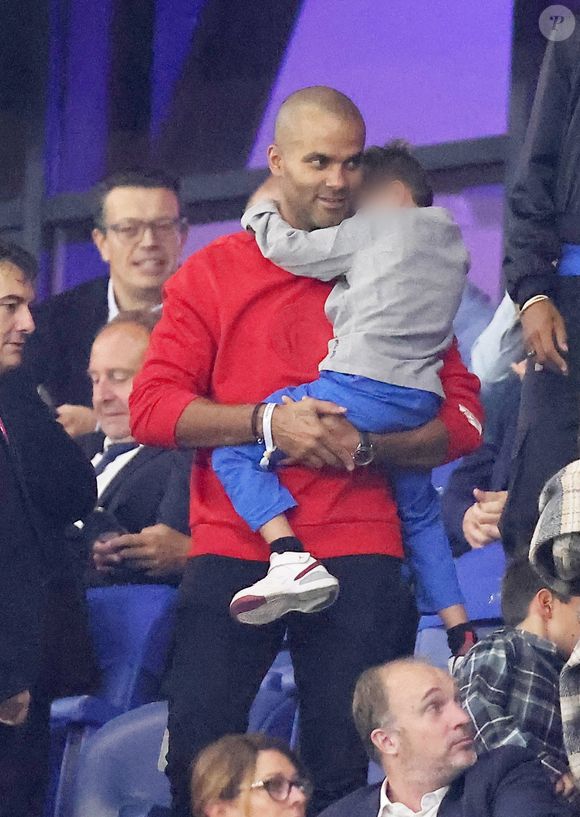 Tony Parker avec ses enfants Josh et Liam et sa compagne Alizé dans les tribunes du match de Coupe du monde de rugby entre la France et l'Italie (60-7) à Lyon le 6 octobre 2023. © Cyril Moreau-Dominique Jacovides/Bestimage