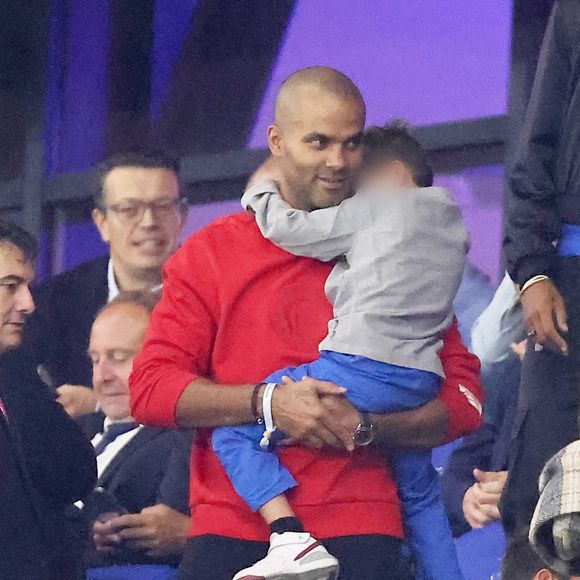 Tony Parker avec ses enfants Josh et Liam et sa compagne Alizé dans les tribunes du match de Coupe du monde de rugby entre la France et l'Italie (60-7) à Lyon le 6 octobre 2023. © Cyril Moreau-Dominique Jacovides/Bestimage