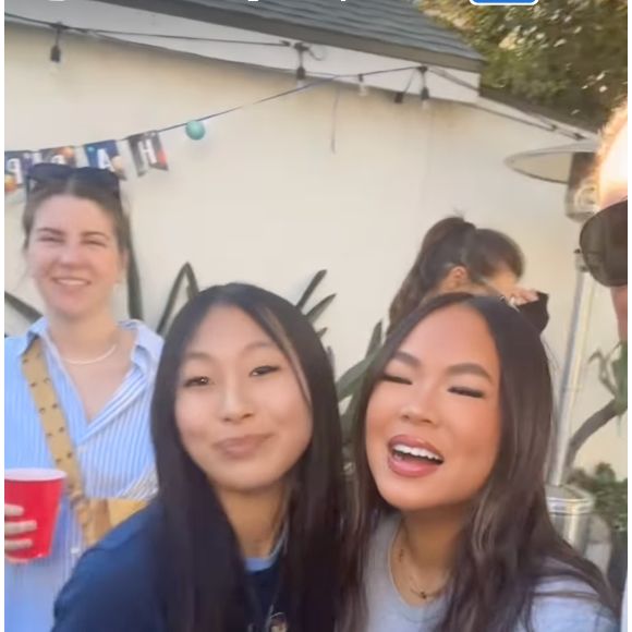 Une fois les bougies du gâteau d'anniversaire soufflées, Laeticia Hallyday s'est alors photographiée aux côtés de son acolyte avant de câliner ses deux filles. Un agréable moment qui lui a certainement mis du baume au coeur...

Laeticia Hallyday à l'anniversaire de son amie Talie accompagnée par ses deux filles Jade et Joy. (Capture d'écran Instagram ce lundi 24 février 2025).