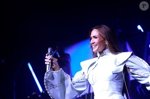 Selon BFM TV, la maman de Liham, Adam et Noa, a en effet confié aux spectateurs venus l'applaudir qu'elle avait l'intention de... faire une pause, dans sa carrière. 

Vitaa en concert sur la scène du Zénith de Nantes, France, le 5 novembre 2025. © Noël Carrier/Bestimage