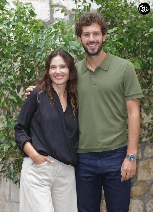 Virginie Ledoyen et Victor Belmondo - Photocall de la série "Le Rouge et le Noir" lors de la 19ème édition du festival du film francophone d'Angoulême, le 25 août 2026. © Coadic Guirec / Bestimage