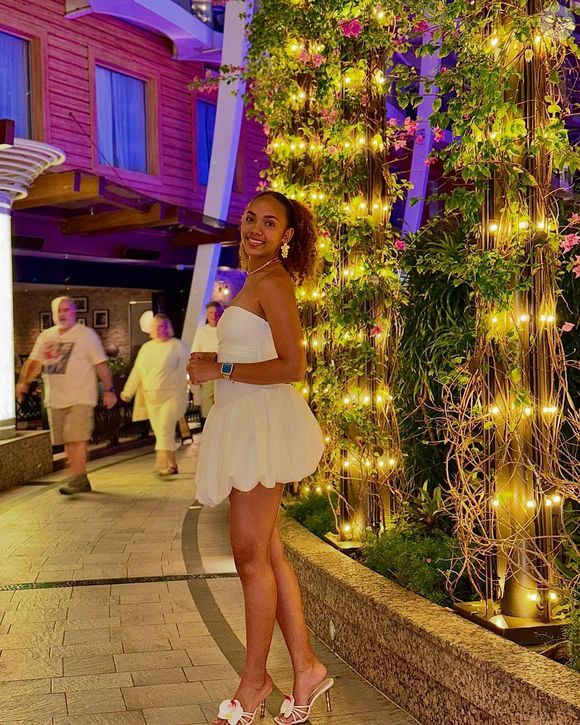 Elle a 20 ans et vient de Remire-Montjoly, près de Cayenne.

Alicia Mertosetiko, élue Miss Guyane, Instagram
