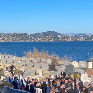 Après la cérémonie à l'église, la famille s'set réunie dans la plus stricte intimité au cimetière marin où elle a été enterrée. 

La famille et les amis proches lors de l'inhumation dans l'intimité de Brigitte Bardot dans le caveau familial du cimetière marin de Saint-Tropez, France, le 7 janvier 2025. Bestimage