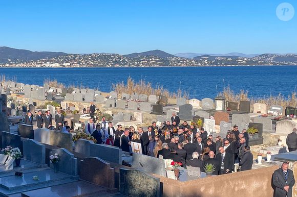 Après la cérémonie à l'église, la famille s'set réunie dans la plus stricte intimité au cimetière marin où elle a été enterrée. 

La famille et les amis proches lors de l'inhumation dans l'intimité de Brigitte Bardot dans le caveau familial du cimetière marin de Saint-Tropez, France, le 7 janvier 2025. Bestimage