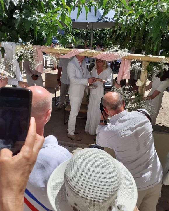 Christine Bravo a partagé cette photo de son mariage avec Stéphane Bachot, en Corse.