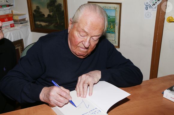Jean-Marie Le Pen dédicace son livre "Mémoires" à la librairie française à Paris le 10 mars 2018, premier jour du congrès de Front National à Lille © Bahi / Bestimage